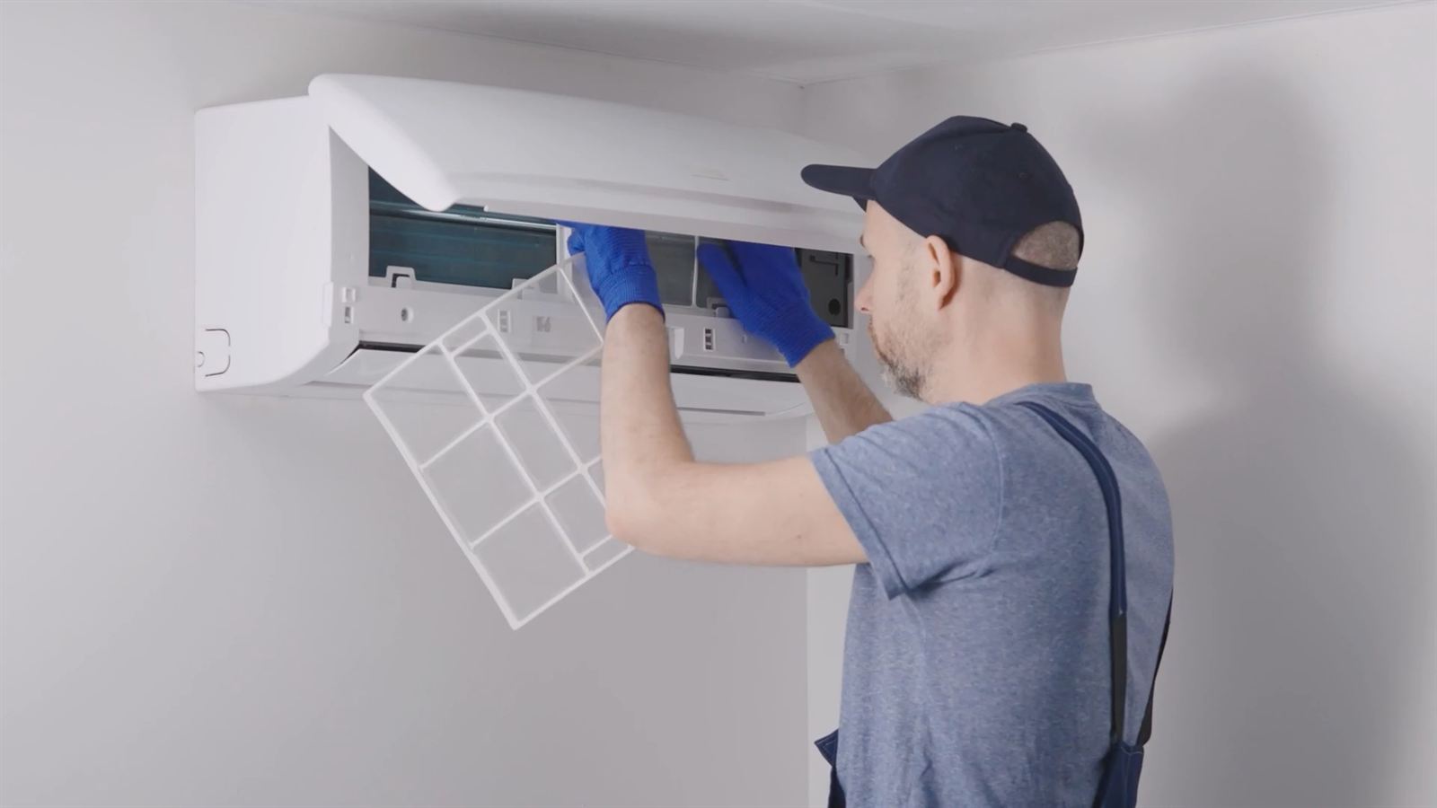 Servicetekniker bytter filter i varmepumpe