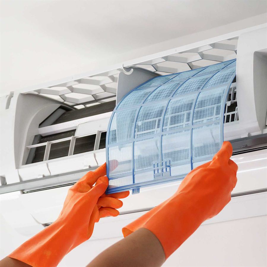 Rent ventilasjonsfilter tas ut for kontroll