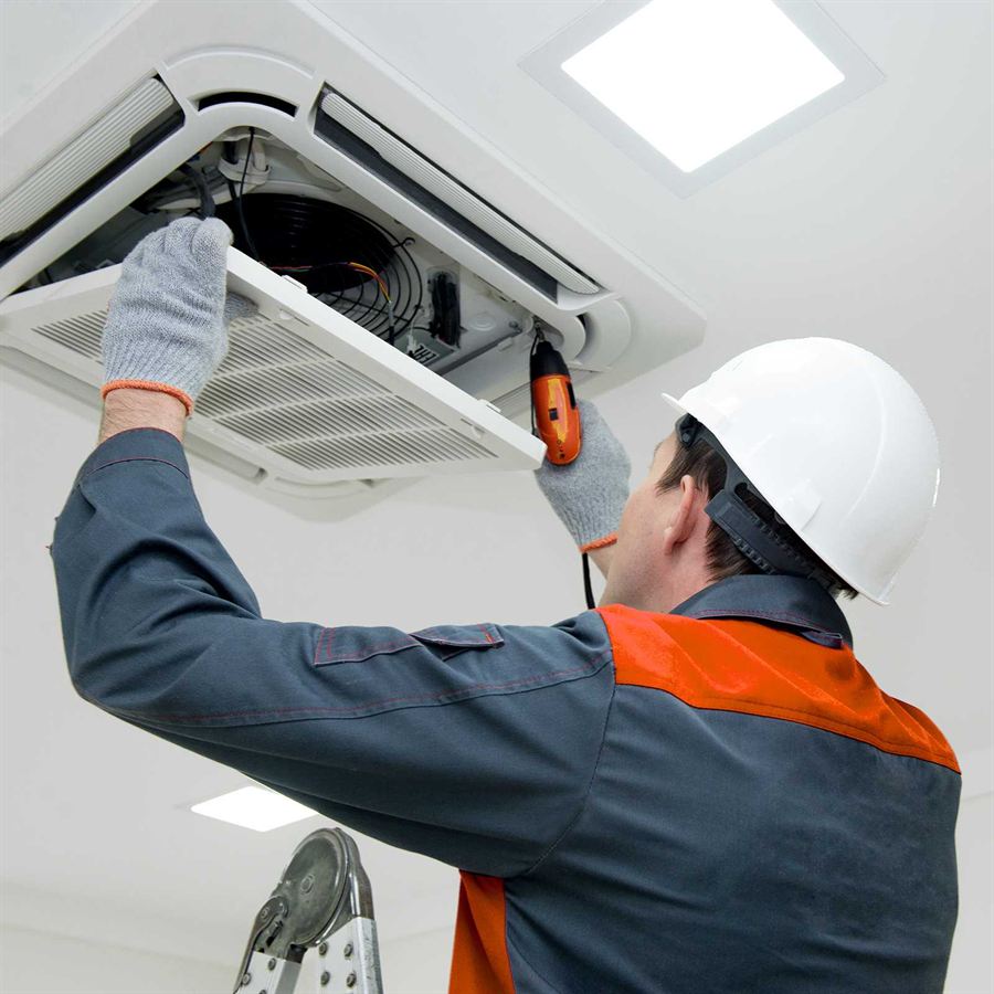 Tekniker utfører service på takmontert ventilasjonsenhet