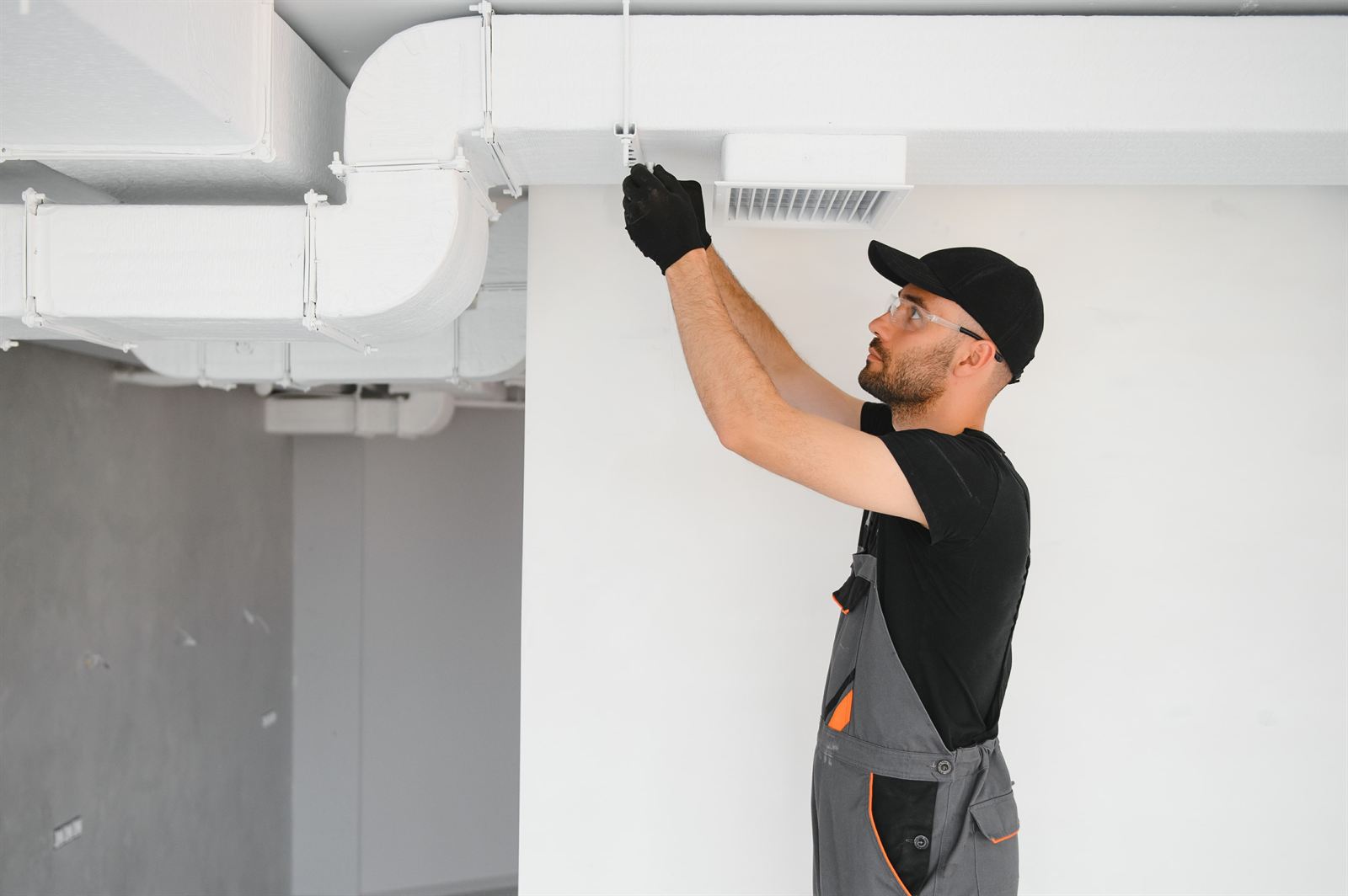 Klinor-tekniker i arbeid med ventilasjonsanlegg